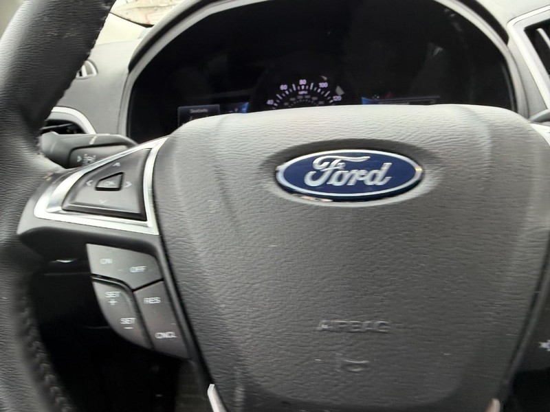 Ford Edge Vehicle Full-screen Gallery Image 9
