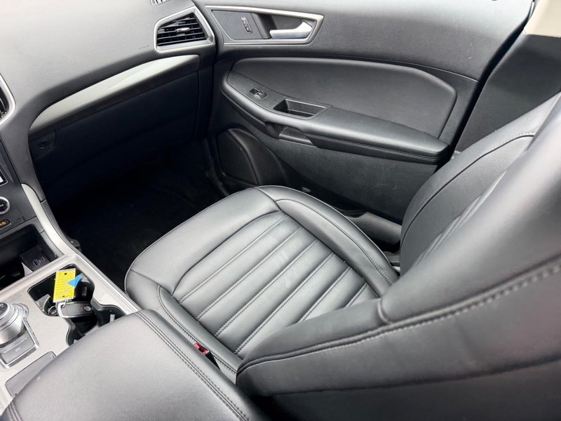 Ford Edge Vehicle Full-screen Gallery Image 13