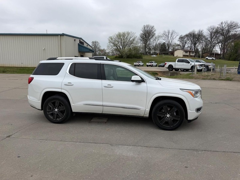 GMC Acadia Vehicle Full-screen Gallery Image 2