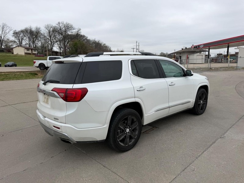 GMC Acadia Vehicle Full-screen Gallery Image 3