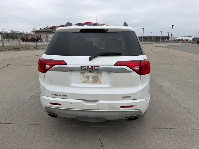 GMC Acadia Vehicle Full-screen Gallery Image 4