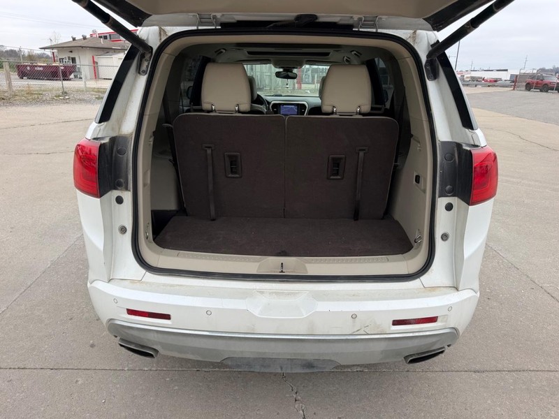 GMC Acadia Vehicle Full-screen Gallery Image 5