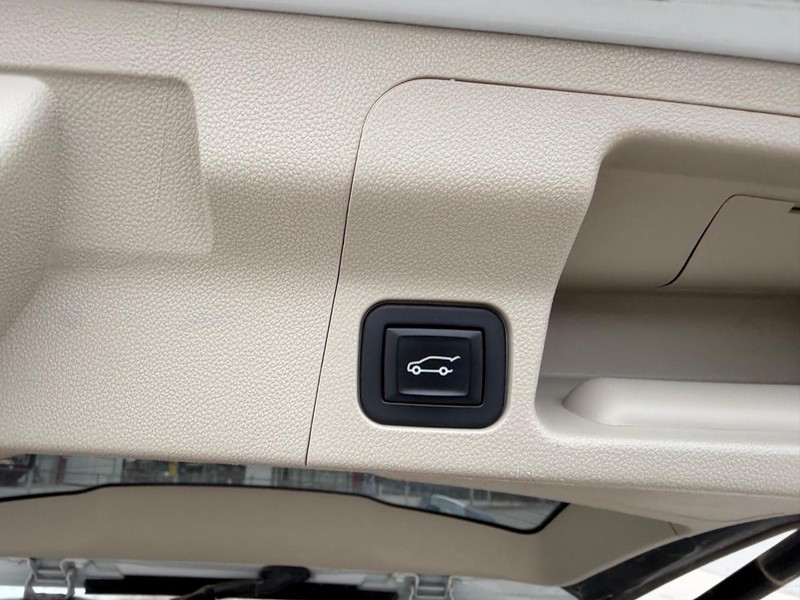 GMC Acadia Vehicle Full-screen Gallery Image 6