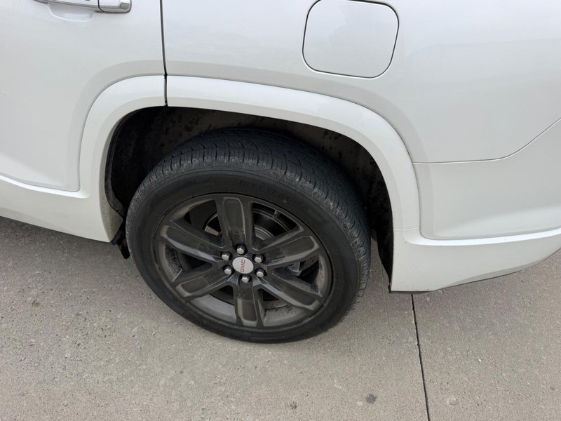 GMC Acadia Vehicle Full-screen Gallery Image 7