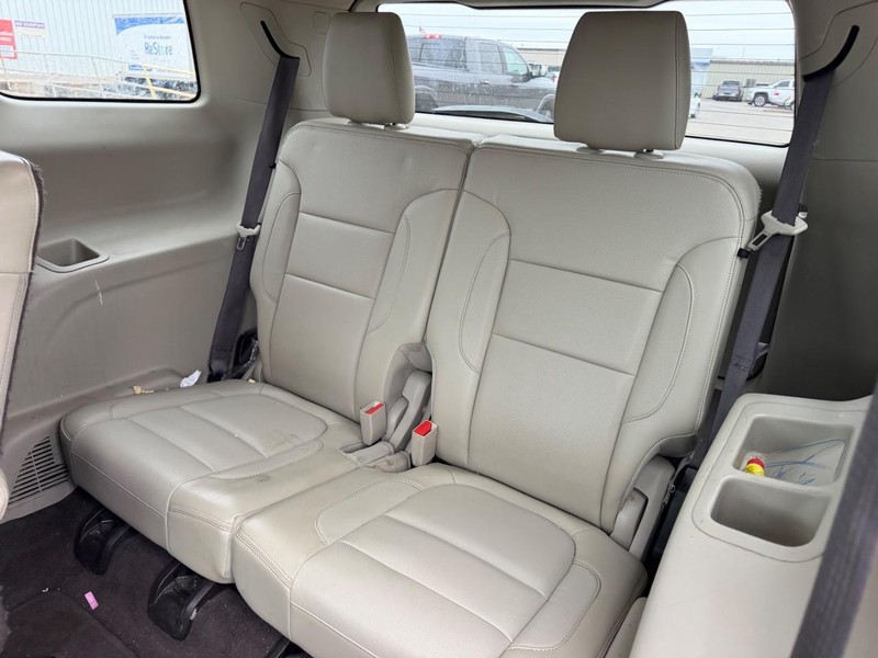 GMC Acadia Vehicle Full-screen Gallery Image 8