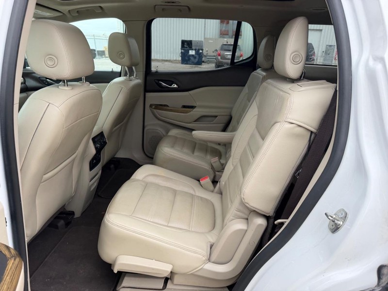 GMC Acadia Vehicle Full-screen Gallery Image 9