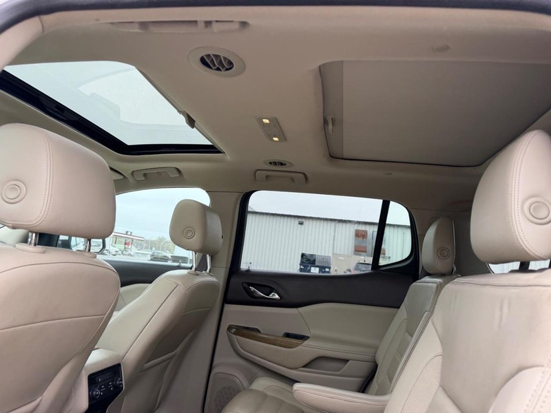 GMC Acadia Vehicle Full-screen Gallery Image 10