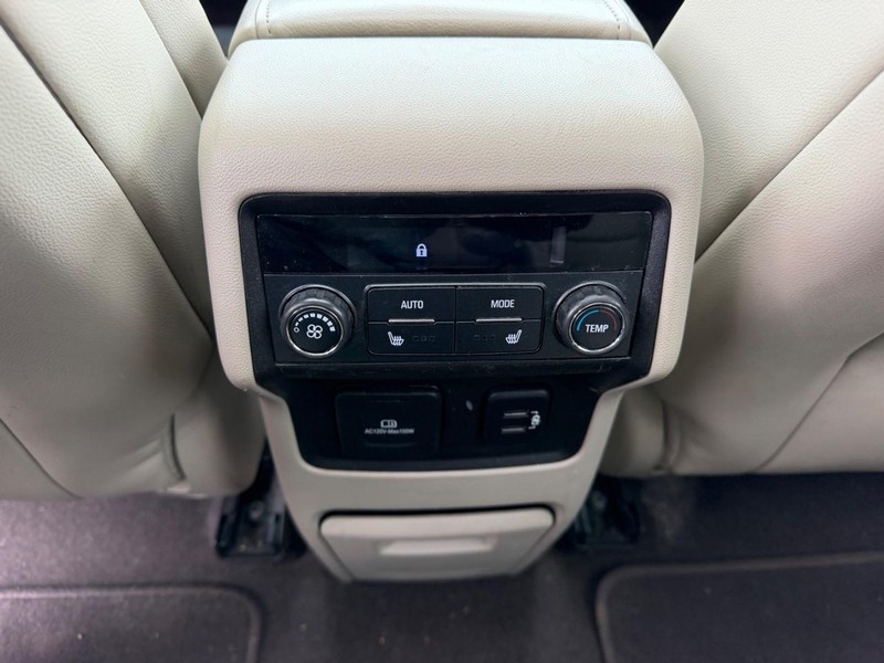 GMC Acadia Vehicle Full-screen Gallery Image 11