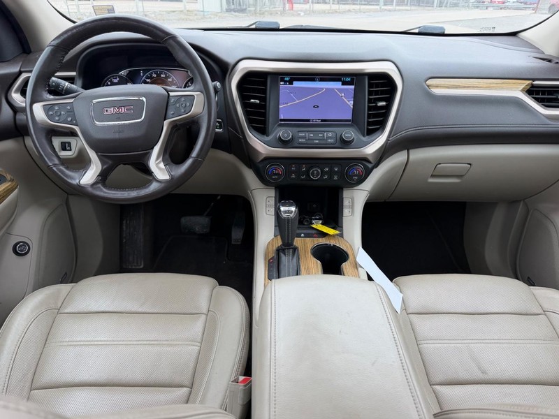 GMC Acadia Vehicle Full-screen Gallery Image 12