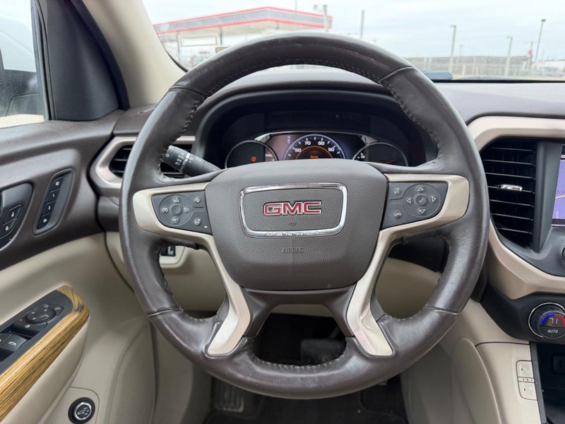 GMC Acadia Vehicle Full-screen Gallery Image 13