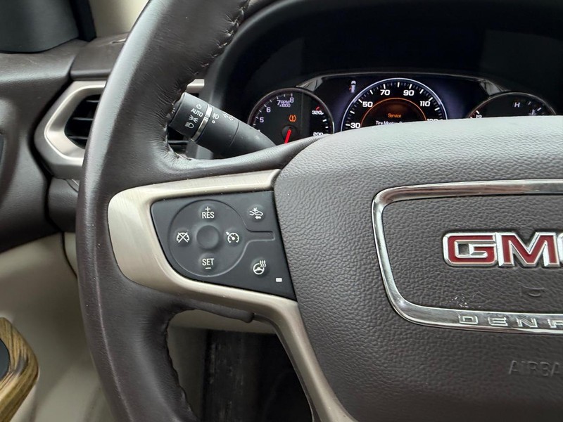GMC Acadia Vehicle Full-screen Gallery Image 14