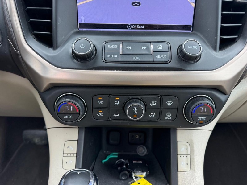 GMC Acadia Vehicle Full-screen Gallery Image 17