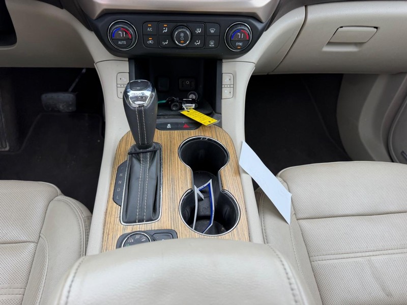 GMC Acadia Vehicle Full-screen Gallery Image 18