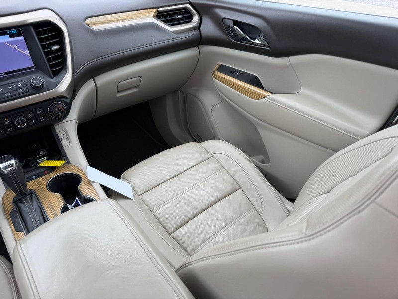 GMC Acadia Vehicle Full-screen Gallery Image 19
