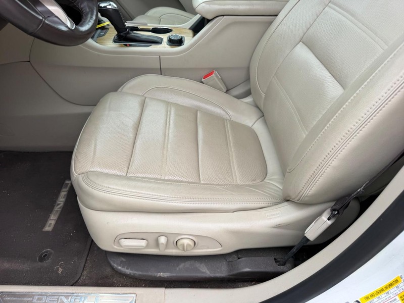 GMC Acadia Vehicle Full-screen Gallery Image 22