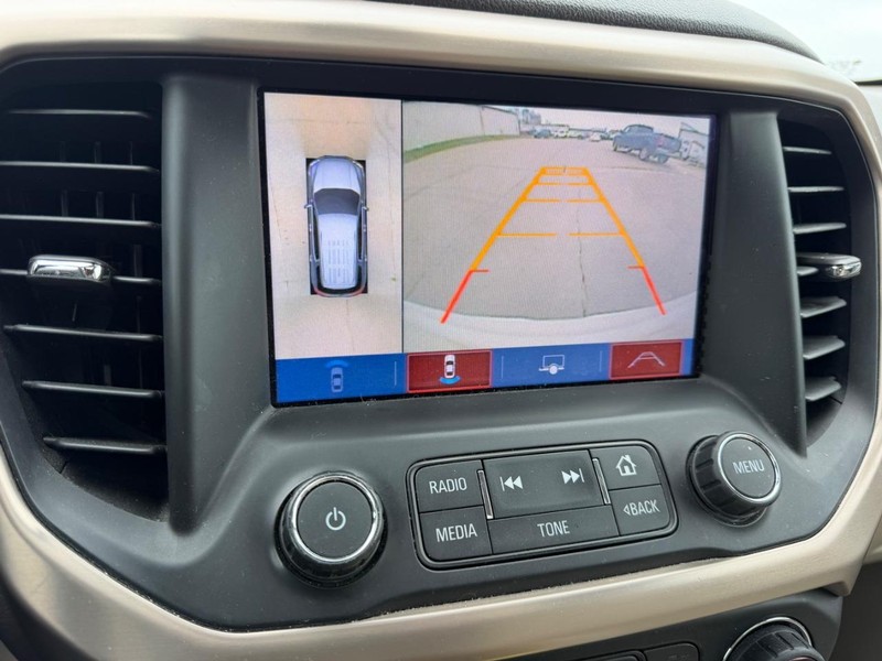 GMC Acadia Vehicle Full-screen Gallery Image 24