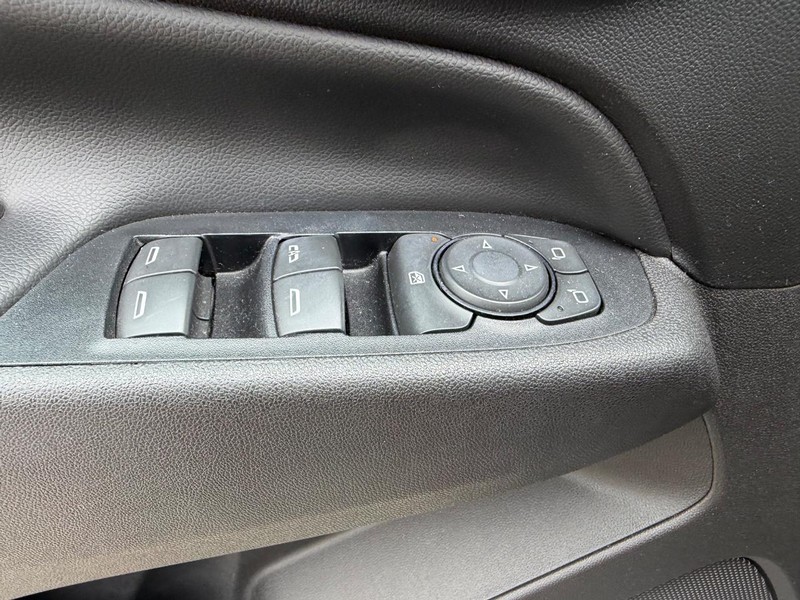 Chevrolet Equinox Vehicle Full-screen Gallery Image 16