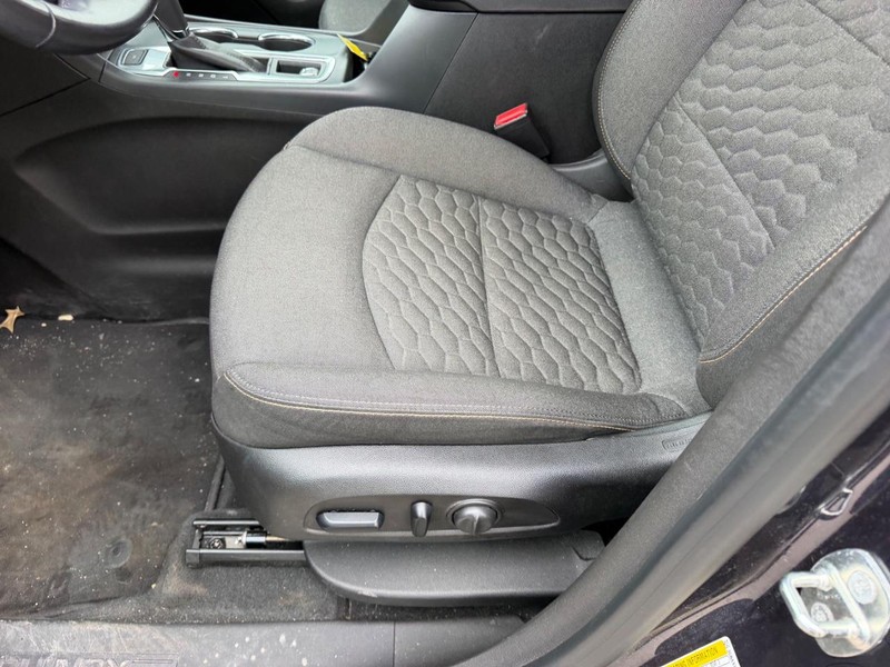 Chevrolet Equinox Vehicle Full-screen Gallery Image 17