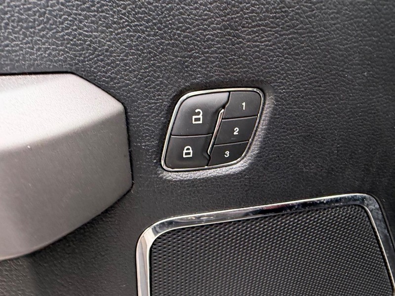 Ford F-150 Vehicle Full-screen Gallery Image 18