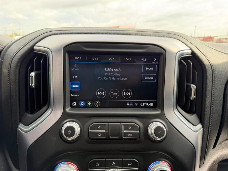 GMC Sierra 2500HD Vehicle Full-screen Gallery Image 12