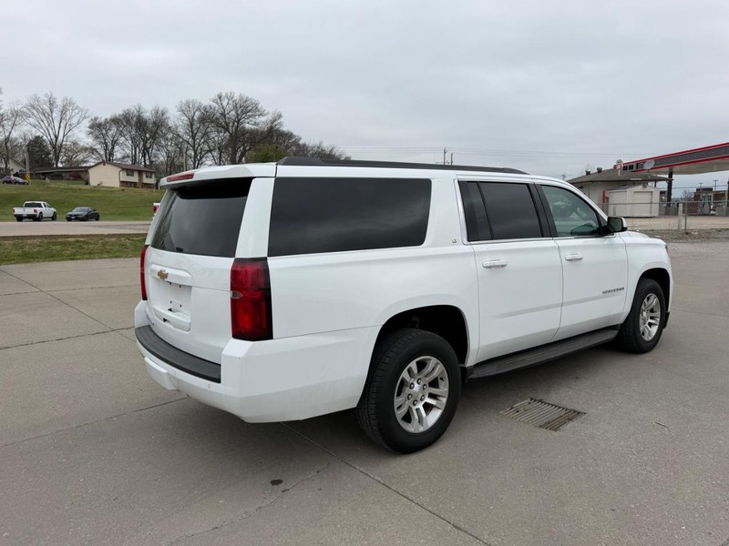 Chevrolet Suburban Vehicle Full-screen Gallery Image 3