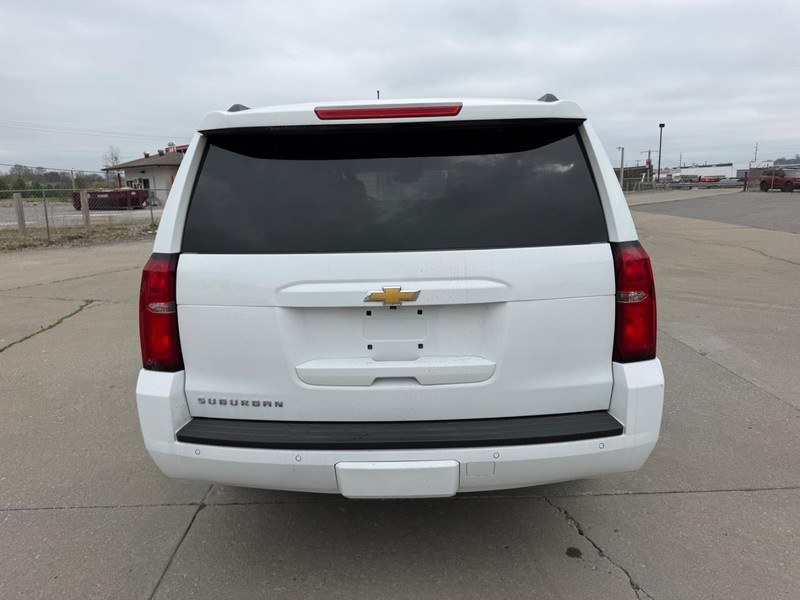Chevrolet Suburban Vehicle Full-screen Gallery Image 4
