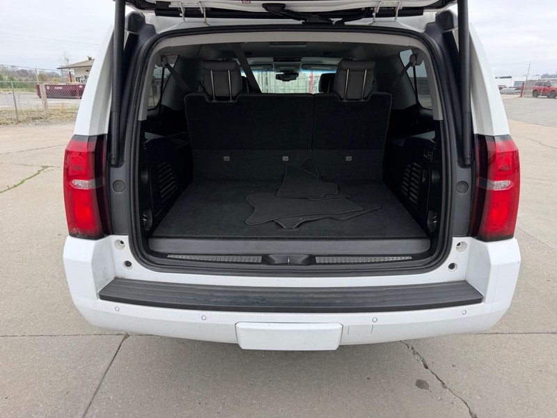 Chevrolet Suburban Vehicle Full-screen Gallery Image 5