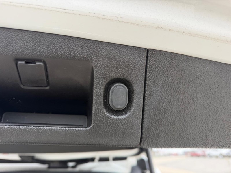 Chevrolet Suburban Vehicle Full-screen Gallery Image 6