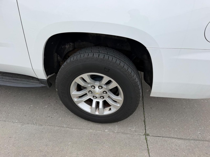 Chevrolet Suburban Vehicle Full-screen Gallery Image 7