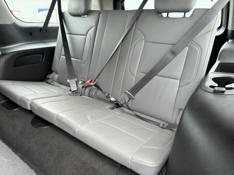 Chevrolet Suburban Vehicle Full-screen Gallery Image 8