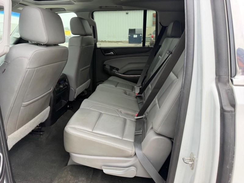 Chevrolet Suburban Vehicle Full-screen Gallery Image 9