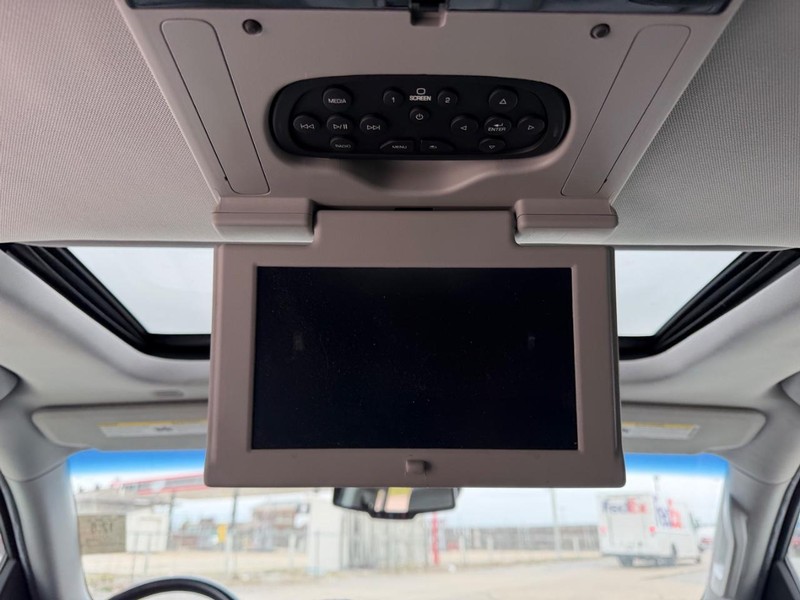 Chevrolet Suburban Vehicle Full-screen Gallery Image 11