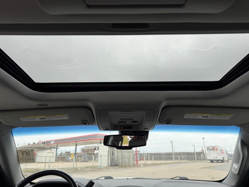 Chevrolet Suburban Vehicle Full-screen Gallery Image 12