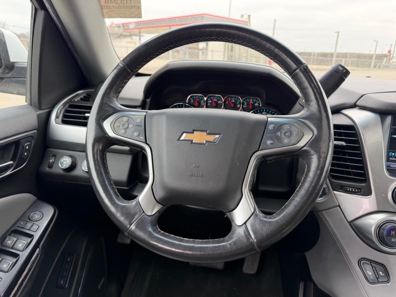 Chevrolet Suburban Vehicle Full-screen Gallery Image 14