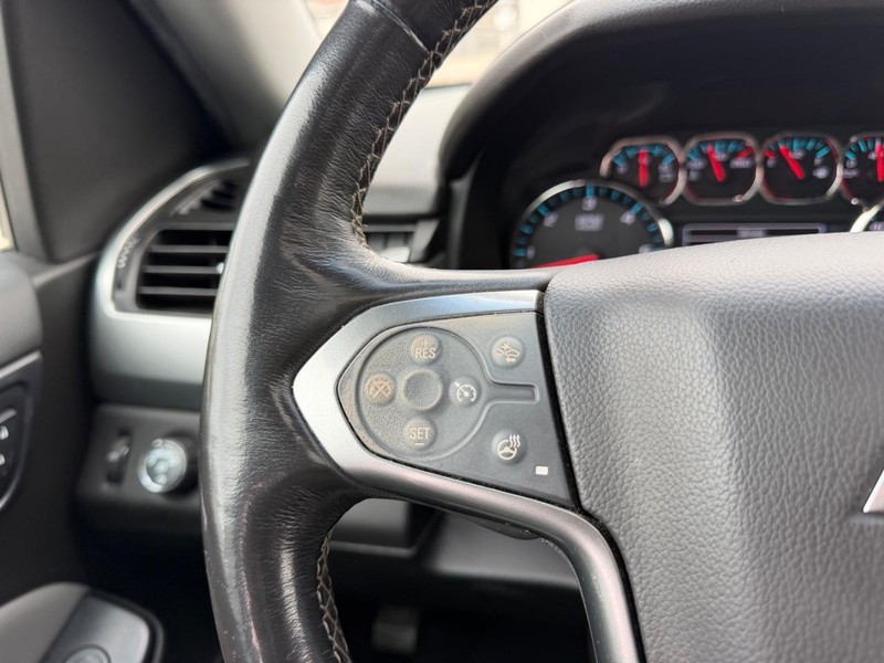 Chevrolet Suburban Vehicle Full-screen Gallery Image 15