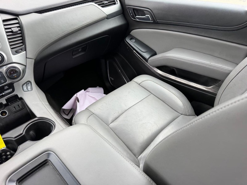 Chevrolet Suburban Vehicle Full-screen Gallery Image 19