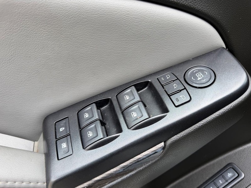 Chevrolet Suburban Vehicle Full-screen Gallery Image 20