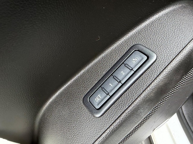 Chevrolet Suburban Vehicle Full-screen Gallery Image 21