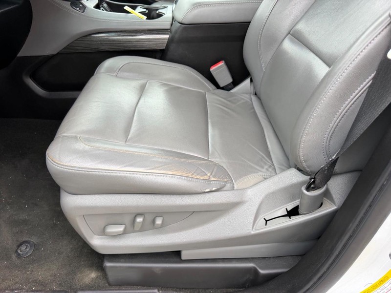 Chevrolet Suburban Vehicle Full-screen Gallery Image 22