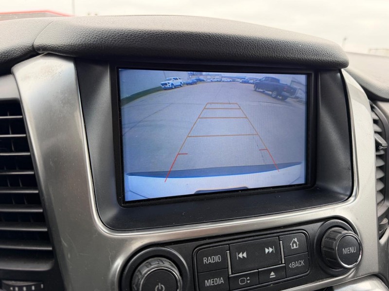 Chevrolet Suburban Vehicle Full-screen Gallery Image 24