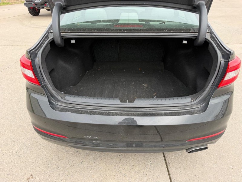 Hyundai Sonata Vehicle Full-screen Gallery Image 5