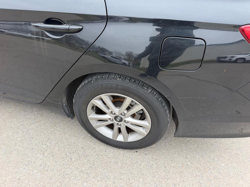 Hyundai Sonata Vehicle Full-screen Gallery Image 6