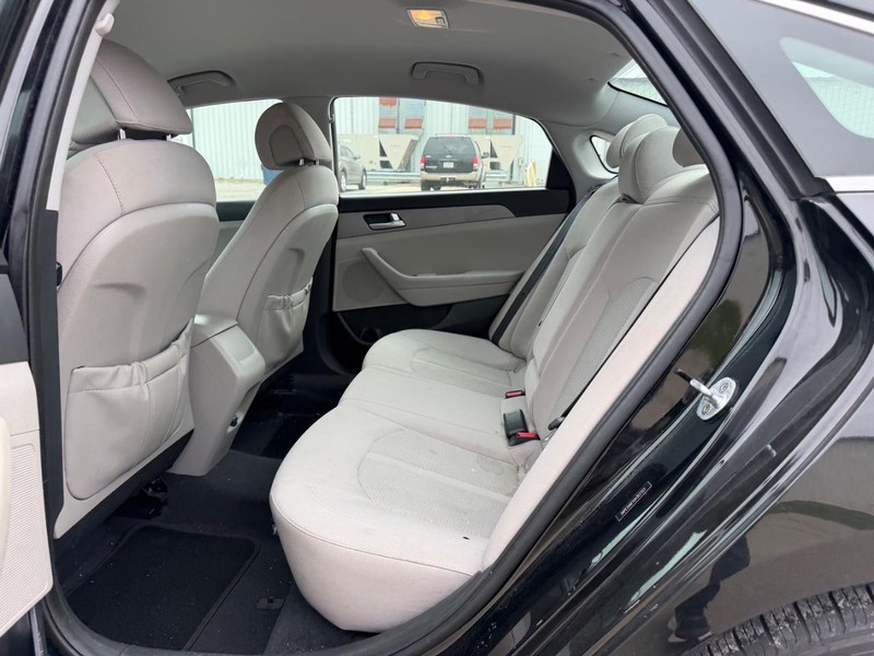 Hyundai Sonata Vehicle Full-screen Gallery Image 7