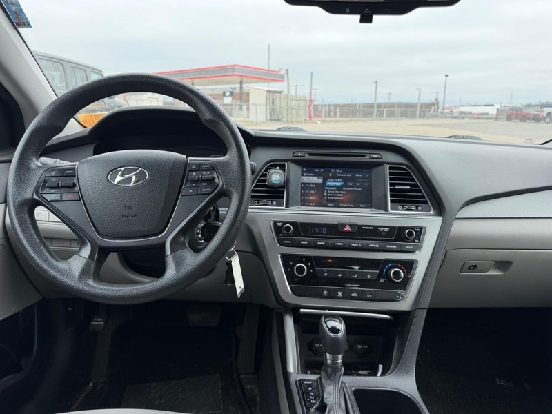 Hyundai Sonata Vehicle Full-screen Gallery Image 8