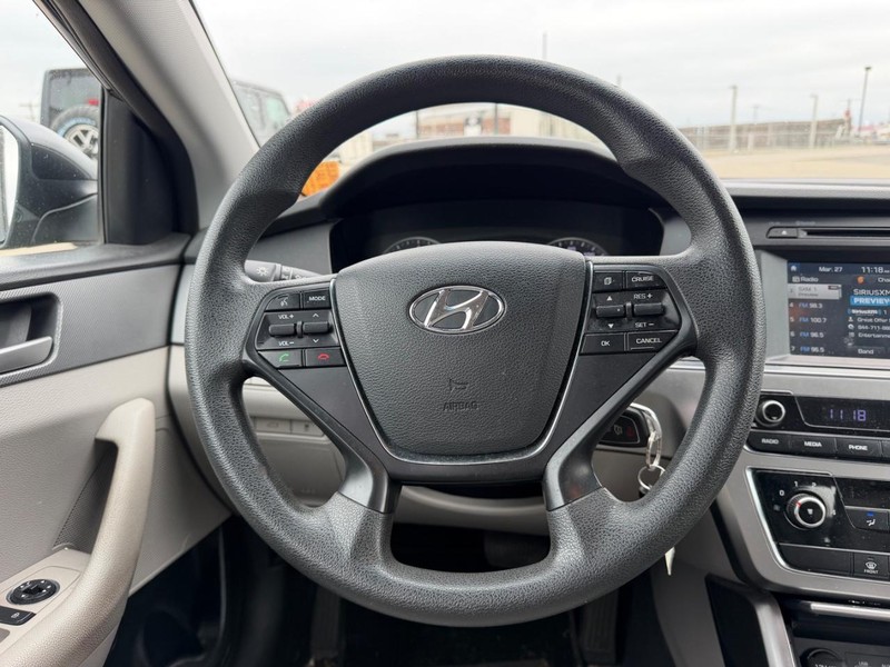 Hyundai Sonata Vehicle Full-screen Gallery Image 9