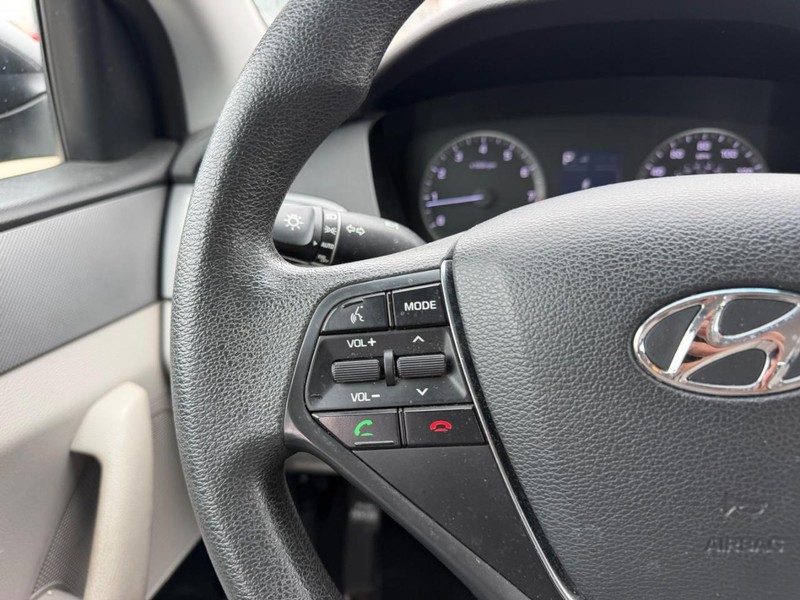 Hyundai Sonata Vehicle Full-screen Gallery Image 10