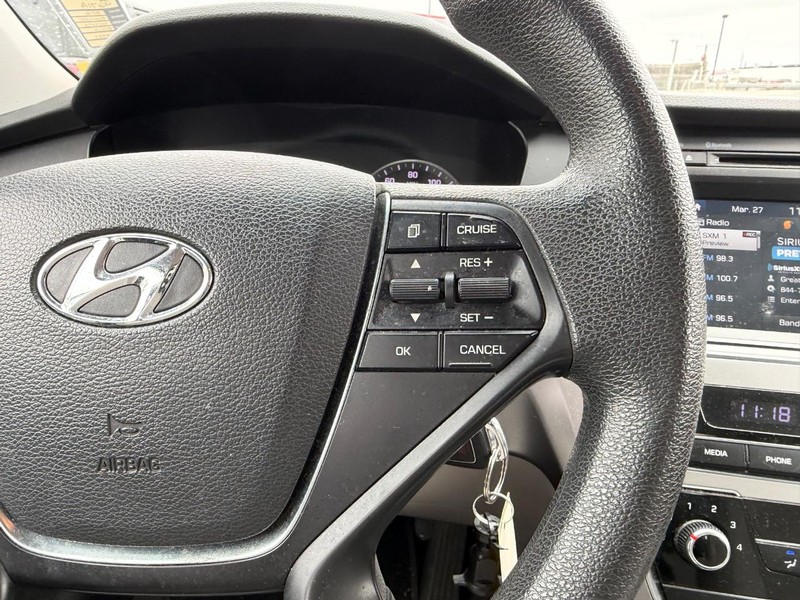 Hyundai Sonata Vehicle Full-screen Gallery Image 11