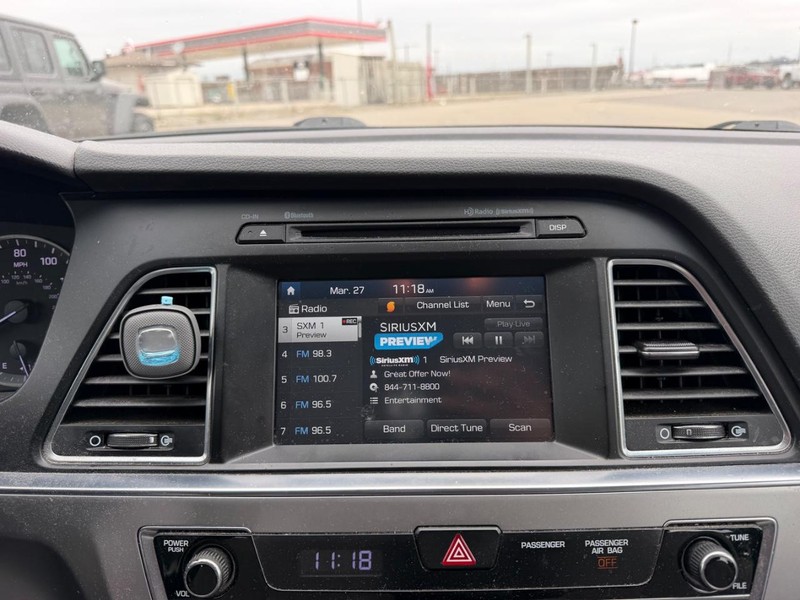 Hyundai Sonata Vehicle Full-screen Gallery Image 12