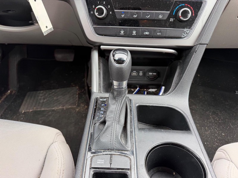 Hyundai Sonata Vehicle Full-screen Gallery Image 14