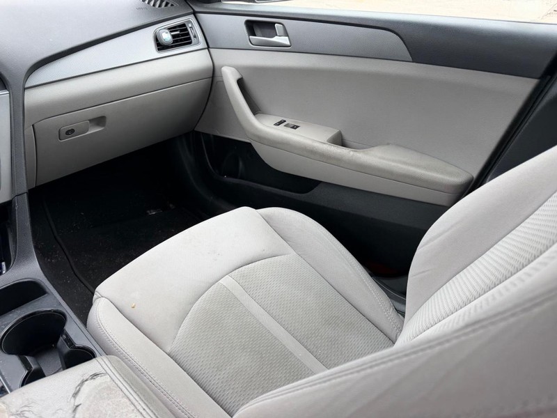 Hyundai Sonata Vehicle Full-screen Gallery Image 15